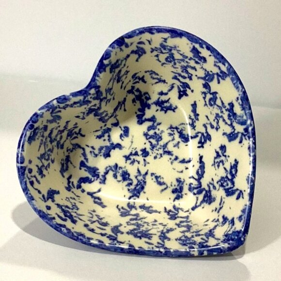 Vintage Pair of Blue & White Heart Shaped Ceramic Serving Bowls by Jacquelyne's - Picture 3 of 8